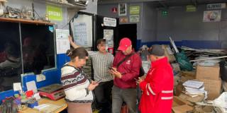 Funcionarios de las entidades durante el operativo en Barrios Unidos