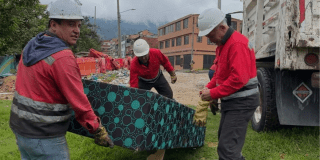 Foto de funcionarios del Distrito en operativo de limpieza