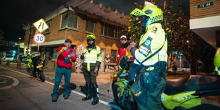 Imagen de un policía con gestores de convivencia