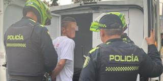 Hombre capturado por dos policías