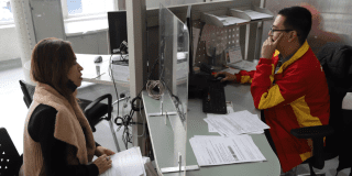 Foto de un funcionario ayudando a un ciudadano