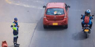 Foto que muestra un carro y una moto andando 