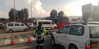 Foto que muestra vehículos circulando por calles de Bogotá.