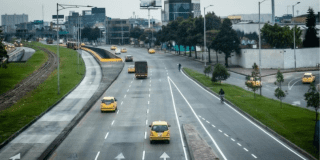 Imagen de una via de Bogotá en la que circulan diferentes tipos de vehículos