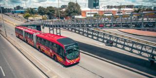 Foto de un bus de TransMilenio en una vía de Bogotá