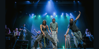 Imagen de los artistas en la puesta en escena.