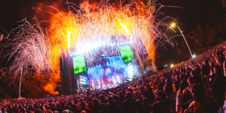 Imagen panorámica de uno de los Festivales al Parque en la que se observa de lejos una gran tarima.