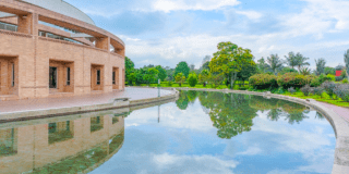 Imagen panorámica del lago de la Biblioteca Virgilio Barco en Bogotá. 