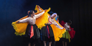 Imagen de un grupo de danza en presentación de Culturas en Común.