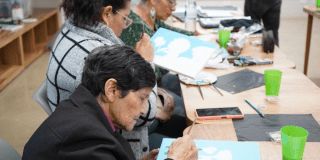 Imagen de varias mujeres adultas tomando el taller.