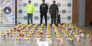 Policías, perro París y droga incautada en aeropuerto El Dorado.