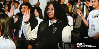 Foto que muestra estudiantes tomando posesión 
