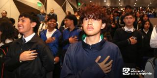 Foto que muestra estudiantes reunidos en un auditorio