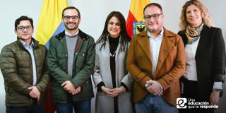 Foto que muestra cinco personas sonriendo 