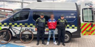 Presunto ladrón capturado, junto a los policías y a la bicicleta recuperada.