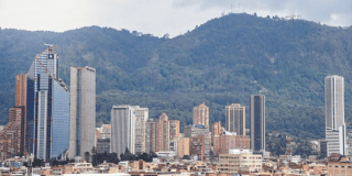 Panorámica de Bogotá en la que se ve un día resplandeciente con el cielo despejado.