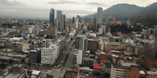 Imagen panorámica de Bogotá en la que se aprecia un día opaco.