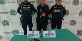 Persona capturada con dos policías