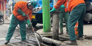 Foto que muestra trabajadores del Acueducto de Bogotá 