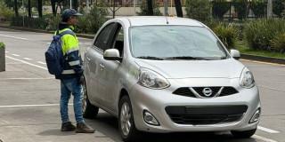 Foto de un carro en una Zona de Parqueo Pago. 
