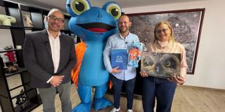 Foto que muestra tres personas sonriendo 