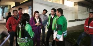 Foto que muestra un grupo de personas reunidas 