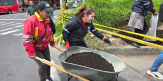 Foto de funcionarios del Distrito en operativo de limpieza