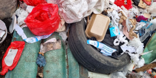 Foto de escombros arrojados 