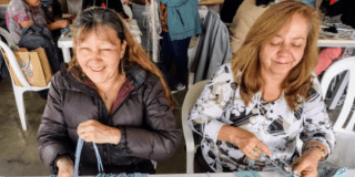 Imagen de las dos mujeres tejiendo