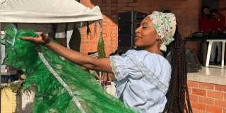 Imagen de una mujer afro bailando