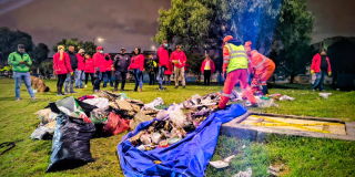 Imagen de funcionarios recogiendo basura