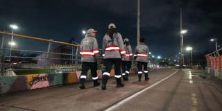 Gestores del Orden caminando por una calle de noche 