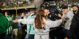 Foto de Gestores de Diálogo junto a hinchas durante un partido en estadio El Campín de Bogotá.
