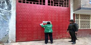 Mujer realiza operativo de sellamiento de negocio