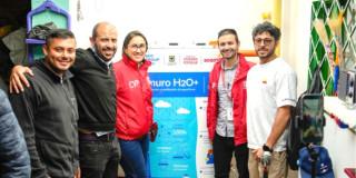 Foto que muestra un grupo de personas sonriendo 