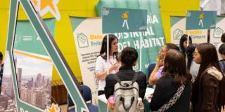 Foto que muestra personas reunidas en una feria de vivienda en Bogotá.