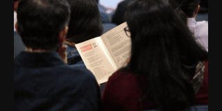 Imagen de un hombre y una mujer leyendo.