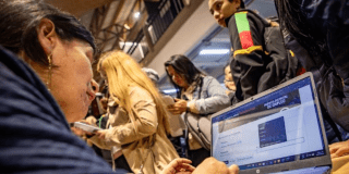 Ciudadanos en una feria de empleo - Foto: Secretaría de Desarrollo Económico