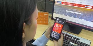 Foto de una mujer consultando en su celular el canal de WhatsApp Empleo en Bogotá.