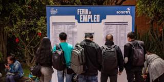Foto de bogotanos y bogotanas accediendo a servicios de la Agencia Distrital de Empleo.