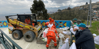 Foto de funcionarios del Distrito en operativo de limpieza