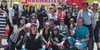 Mujeres participantes de la pintura de mural en Modelia, por el 8M.