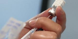 Foto que muestra una persona sosteniendo una jeringa 