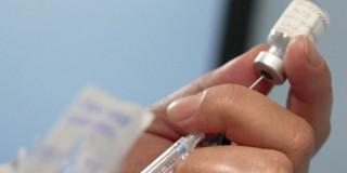 Foto que muestra una persona sosteniendo una jeringa 