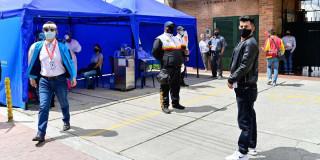 Foto que muestra carpas azules que hacen parte de los puntos de vacunación