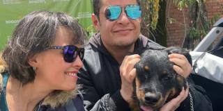 Familia bogotana con perro rescatado por el Distrito adoptado en Mundo Aventura