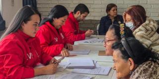 Foto que muestra personas hablando 