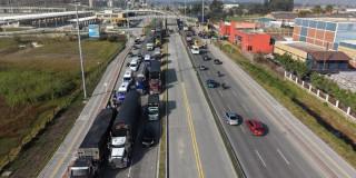 Foto de vehículos transitando por la autopista Sur en Soacha, en Cundinamarca.