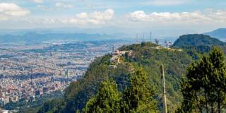 Foto panorámica de Bogotá con vista de Monserrate.
