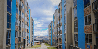 Imagen de dos edificios de apartamentos en Bogotá
